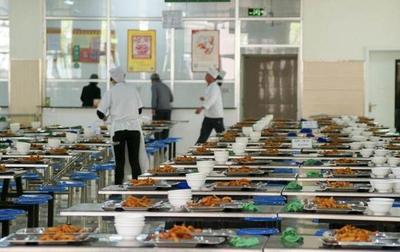 工廠包吃包住，為何員工依然遠離食堂？背后原因引人深思